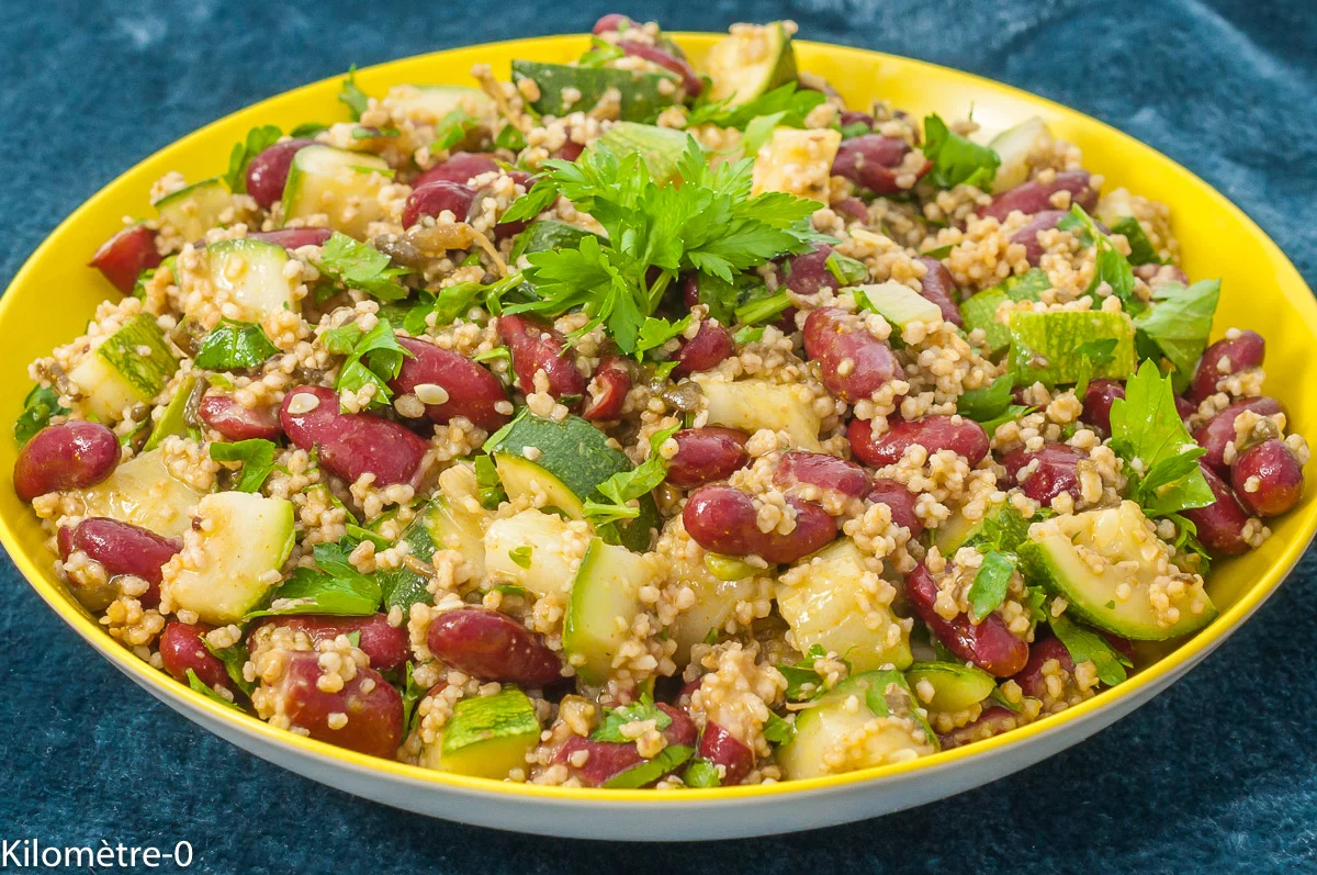 Photo de recette de Salade, salade composée, salade complète, semoule, haricots rouges, légumineuses, céréales, courgettes , légumes, salicornes, facile, healthy, Kilomètre-0, blog de cuisine réalisée à partir de produits de saison et issus de circuits courts