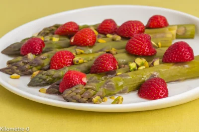 Photo de recette de salade, asperges vertes, asperges, printemps, fraises, fruits rouges, pistaches, repas végétarien, cuisine végétarienne, végé, facile, Kilomètre-0, blog de cuisine réalisée à partir de produits de saison et issus de circuits courts