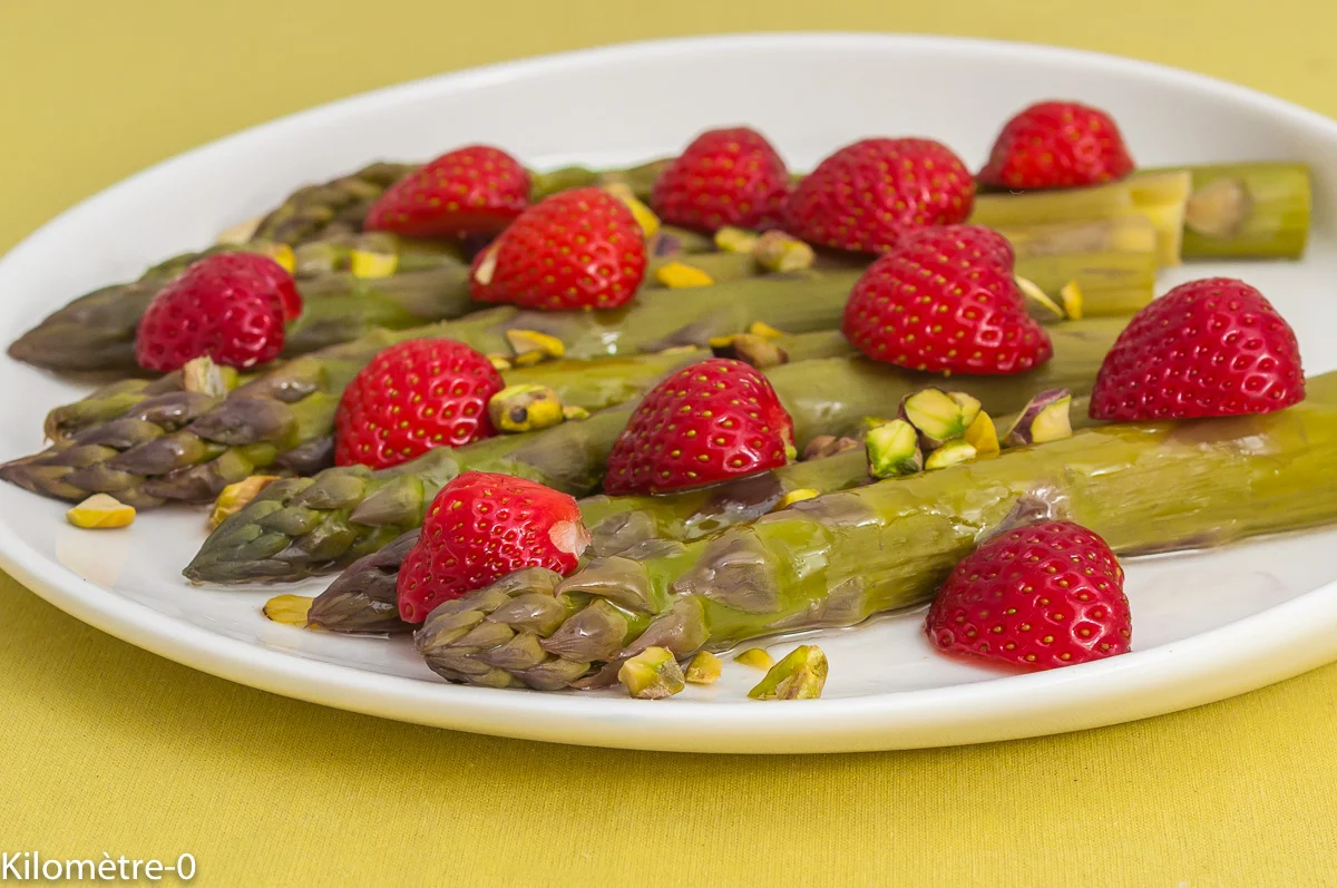 Photo de recette de salade, asperges vertes, asperges, printemps, fraises, fruits rouges, pistaches, repas végétarien, cuisine végétarienne, végé, facile, Kilomètre-0, blog de cuisine réalisée à partir de produits de saison et issus de circuits courts