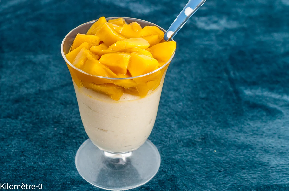 Photo de recette de dessert, vegan, végétarien, végétalien, semoule de blé, semoule, laitage, lait de coco, coulis de fruits, fruits rouges, Kilomètre-0, blog de cuisine réalisée à partir de produits de saison et issus de circuits courts