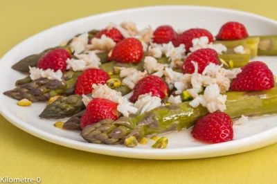 Photo de recette d'asperges vertes,  assiette printanière, printemps, fraises, pistaches, araignée, crabe, salade, facile, rapide, healthy, léger,  Kilomètre-0, blog de cuisine réalisée à partir de produits de saison et issus de circuits courts