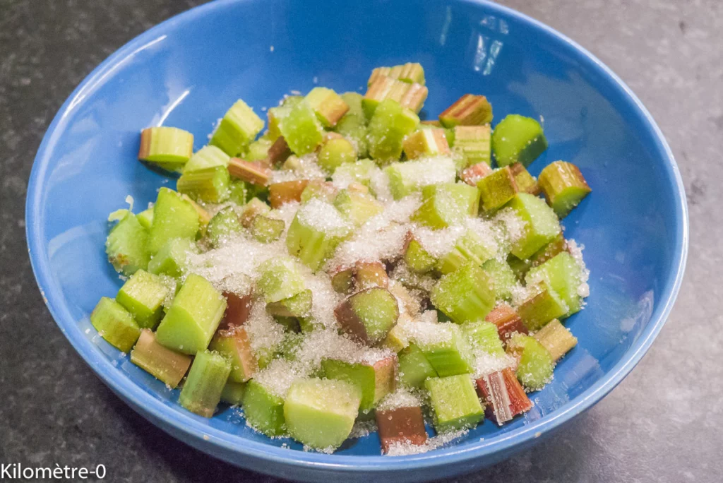 Cake croustillant à la rhubarbe et aux fraises - Étape 1