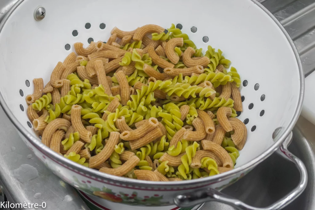 Salade aux deux pâtes, tomates confites, carottes, radis et fines herbes - Étape 3