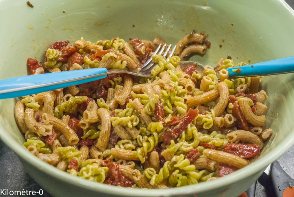 Salade aux deux pâtes, tomates confites, carottes, radis et fines herbes - Étape 5