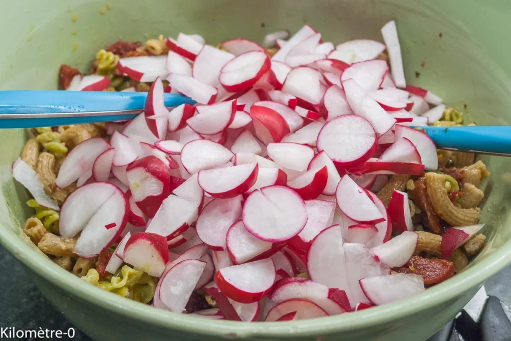 Salade aux deux pâtes, tomates confites, carottes, radis et fines herbes - Étape 6