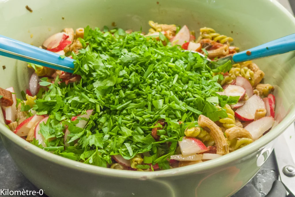 Salade aux deux pâtes, tomates confites, carottes, radis et fines herbes - Étape 7
