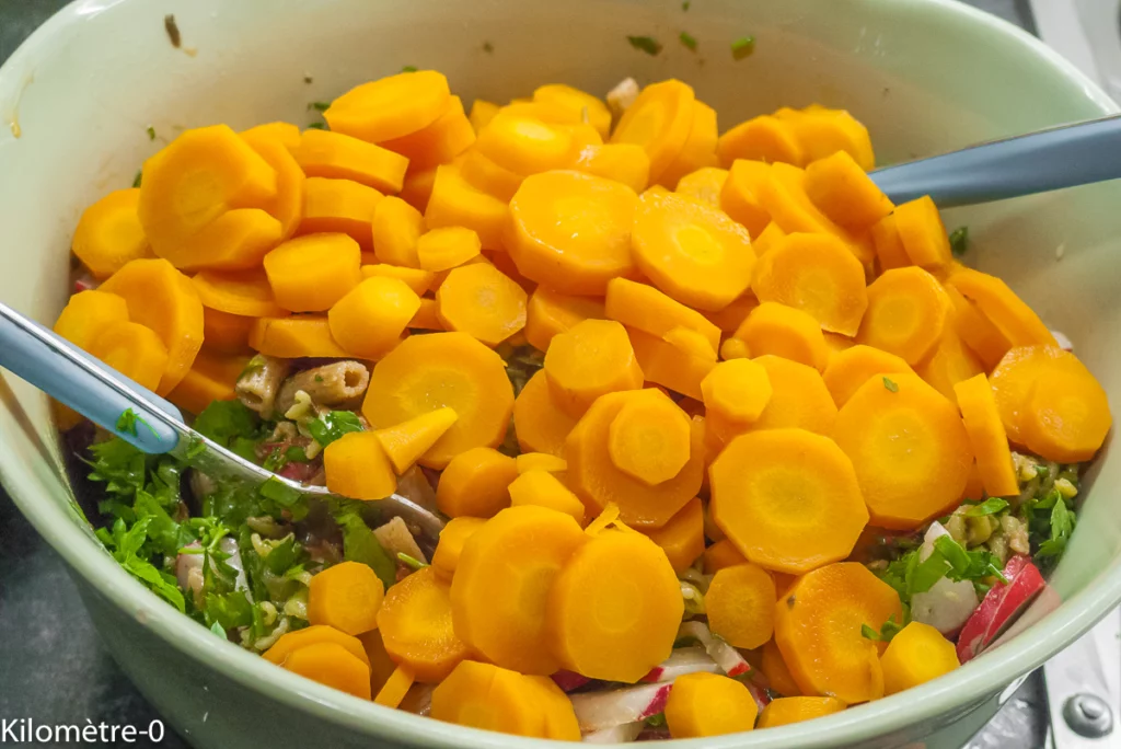 Salade aux deux pâtes, tomates confites, carottes, radis et fines herbes - Étape 8