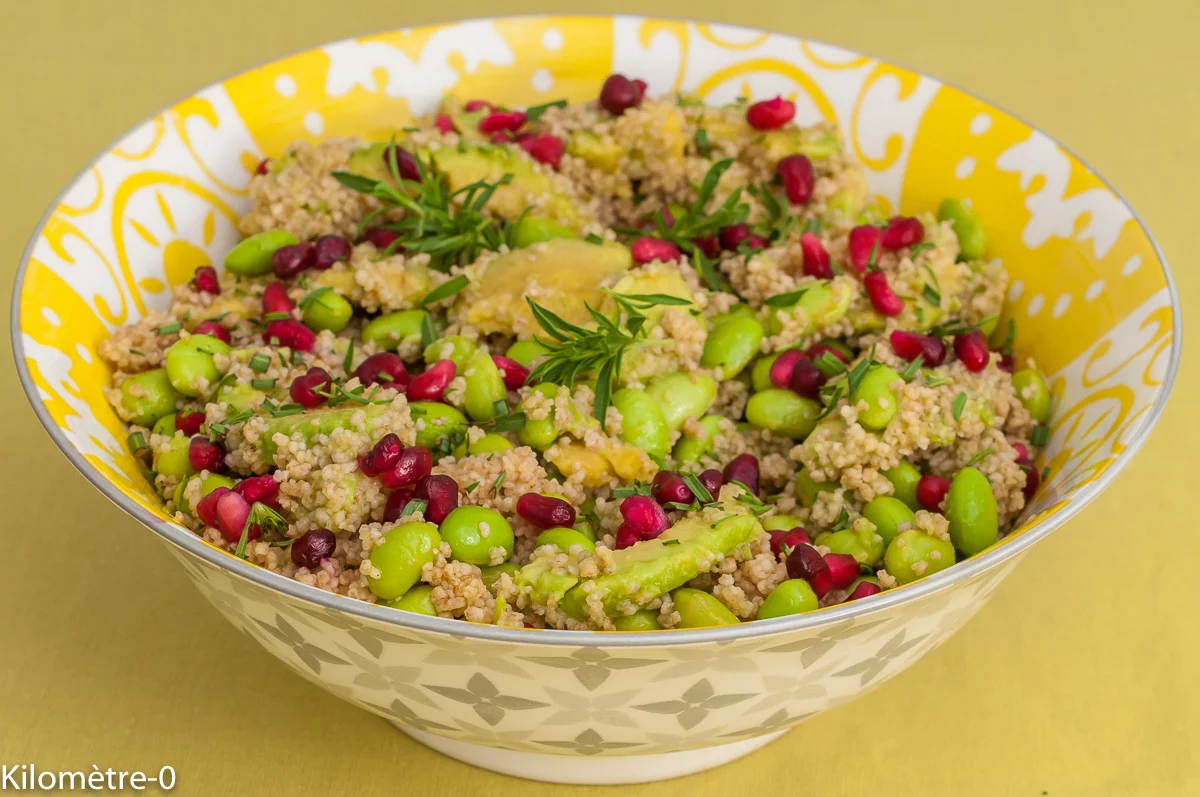 Photo de recette de salade, salaade complète, salade végétarienne, végétarien, végé semoule d'épeautre , edamame, fèves de soja, avocat, grenade, sarriette, facile, Kilomètre-0, blog de cuisine réalisée à partir de produits de saison et issus de circuits courts