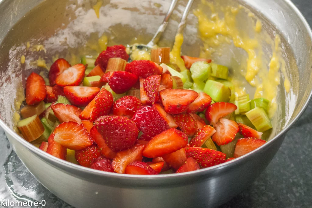 Cake croustillant à la rhubarbe et aux fraises - Étape 6