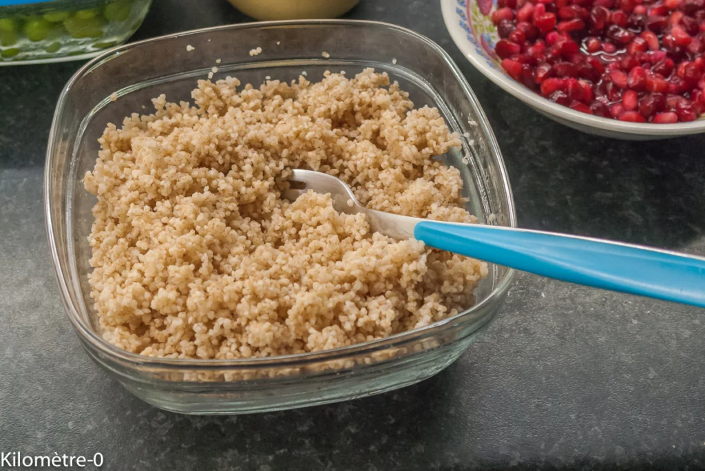 Salade de semoule d&rsquo;épeautre aux fèves de soja edamame, avocats, grenade et sarriette - Étape 1