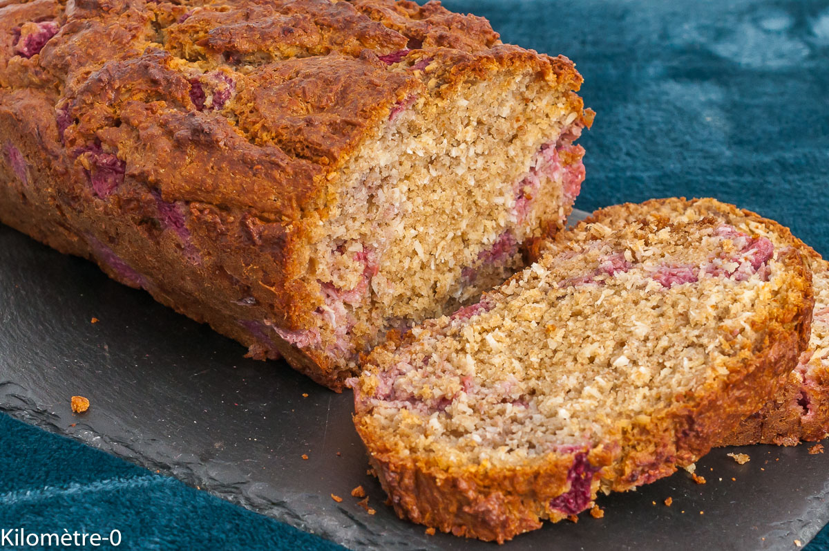 Photo de recette de  gâteau du matin, cake,  petit épeautre, framboises, noix de coco , bio, facile, rapide, fruits rouges, goûter, petit déjeuner, Kilomètre-0, blog de cuisine réalisée à partir de produits de saison et issus de circuits courts