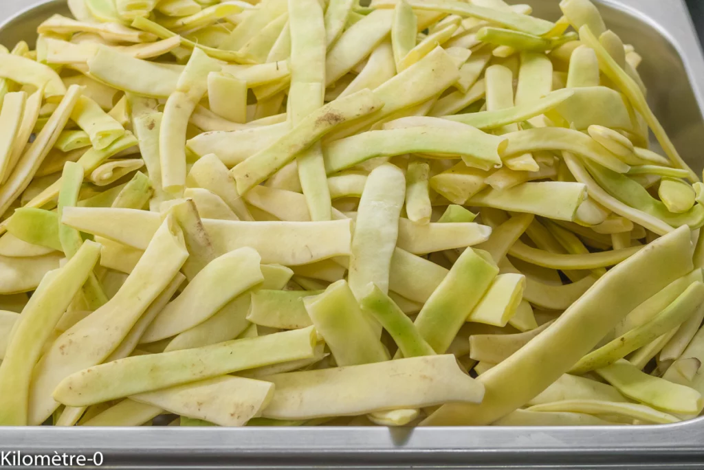 Poêlée de haricots plats aux tomates et à la chair à saucisses - Étape 1