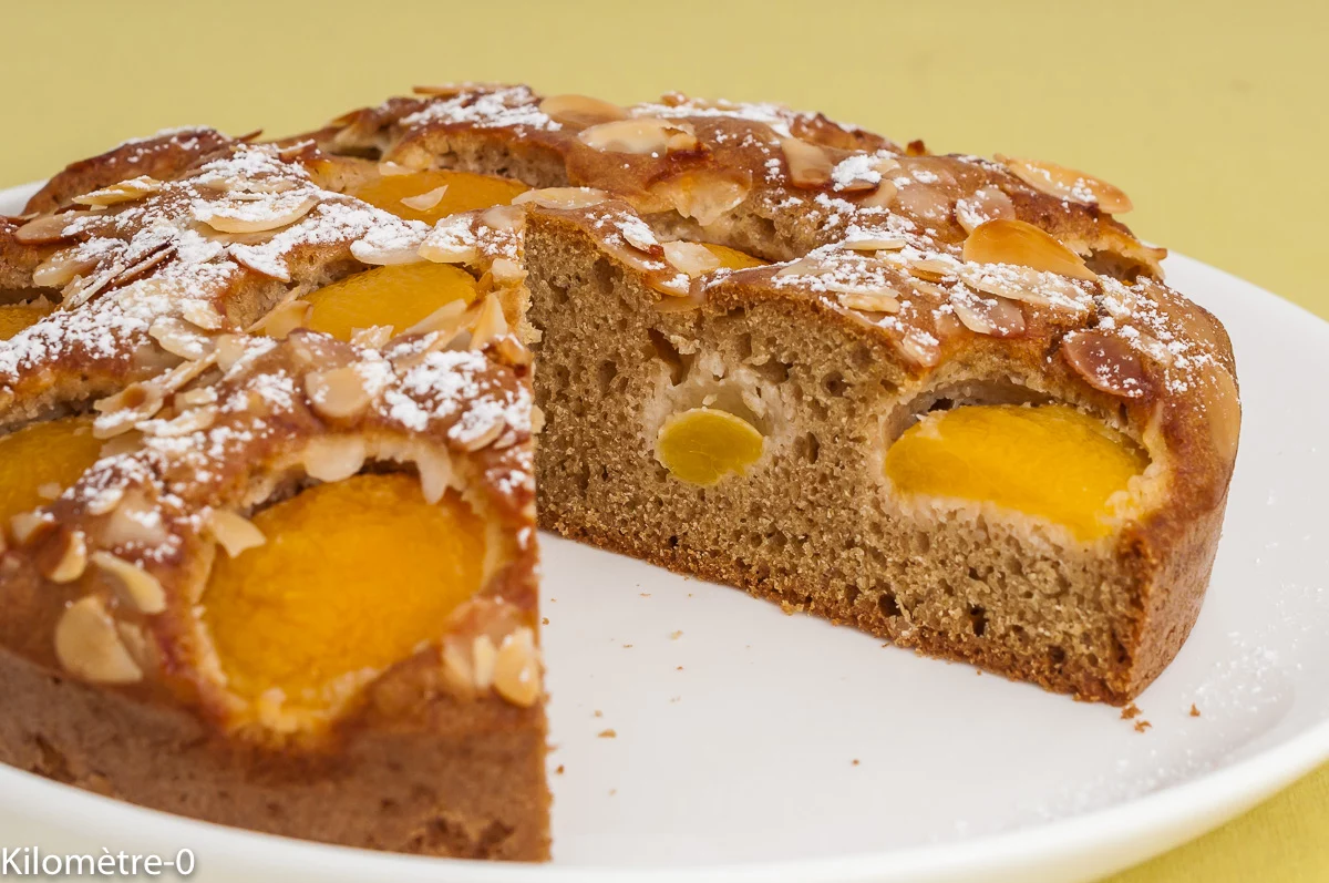 Photo de recette de gâteau, dessert, dessert aux fruits, gâteau aux fruits, été, moelleux, fondant, abricots, léger, facile, rapide, Kilomètre-0, blog de cuisine réalisée à partir de produits de saison et issus de circuits courts