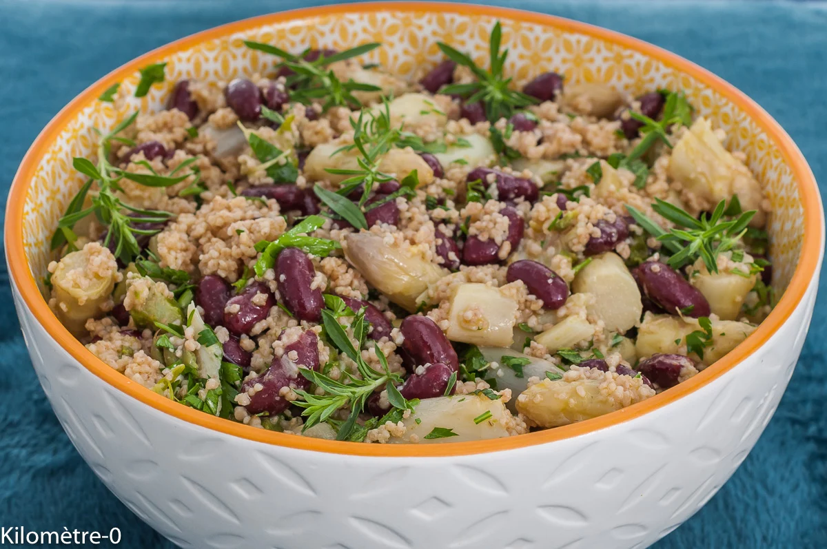 Photo de recette de salade complète, printemps, été, salade de semoule, semoule, épeautre, complte, légumineuses, céréales, haricots rouges, pointes d'asperges, asperges, blanches, fines herbes, végétarienne, facile, healthy, légère, Kilomètre-0, blog de cuisine réalisée à partir de produits de saison et issus de circuits courts