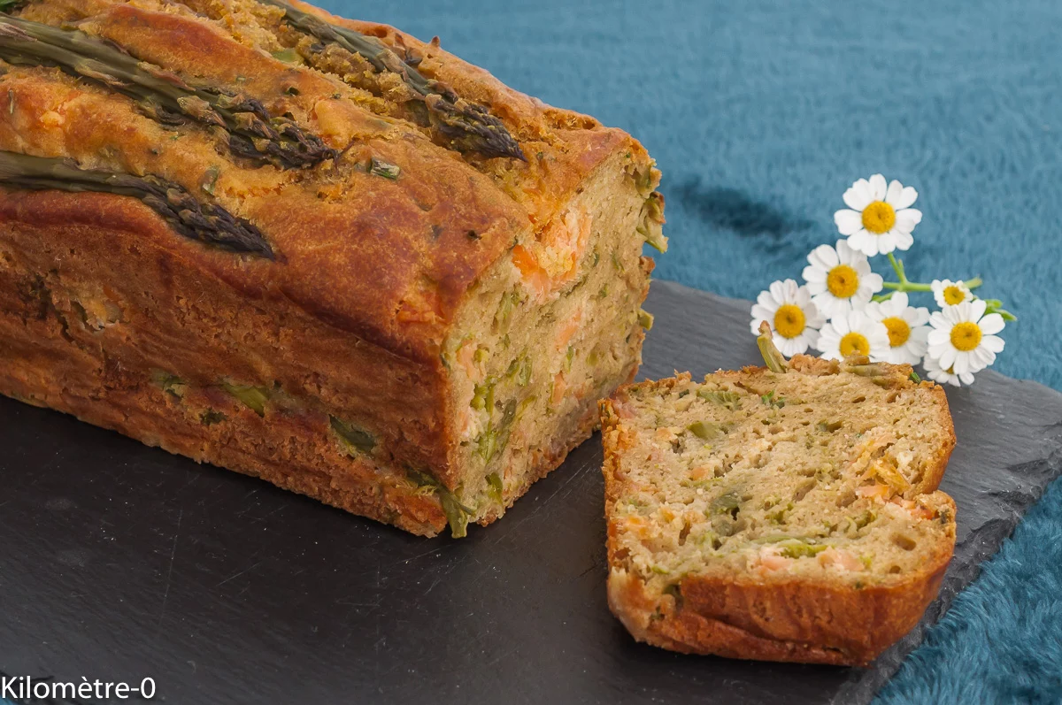 Photo de recette d'apéro, facile, printanier, printemps, cake, cake salé, saumon fumé, truite fumée, asperges, asperges vertes, healty, facile, Kilomètre-0, blog de cuisine réalisée à partir de produits de saison et issus de circuits courts