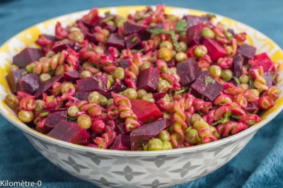 Photo de recette de salade, salade composée,  pâtes, petits pois, betteraves, fines herbes, végétarien, cuisine végétarienne, bio, healthy, légumes, four vapeut, printemps, Kilomètre-0, blog de cuisine réalisée à partir de produits de saison et issus de circuits courts
