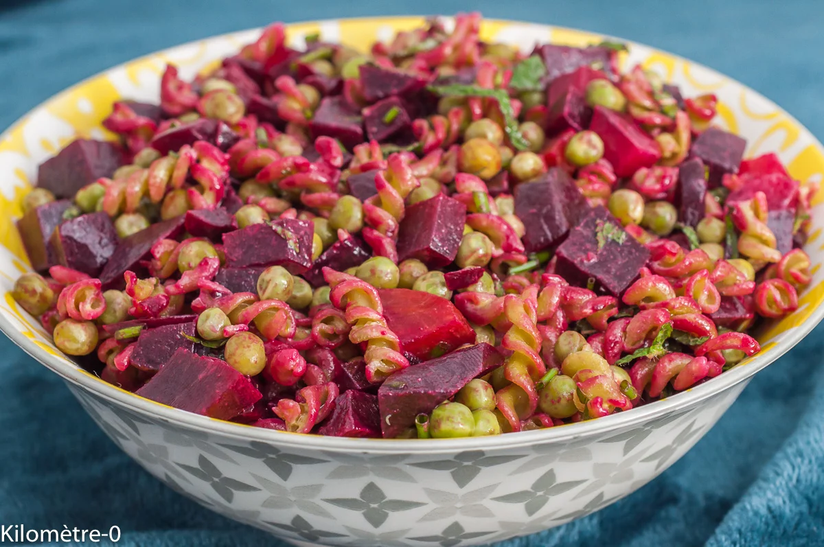 Photo de recette de salade, salade composée, pâtes, petits pois, betteraves, fines herbes, végétarien, cuisine végétarienne, bio, healthy, légumes, four vapeut, printemps, Kilomètre-0, blog de cuisine réalisée à partir de produits de saison et issus de circuits courts