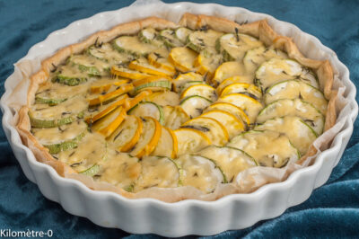 Photo de recette de courgettes, tarte, tarte salée, quiche, courgettes jaunes, courgettes vertes, belles tartes, bio, facile, économique, tarte à la moutarde, Kilomètre-0, blog de cuisine réalisée à partir de produits de saison et issus de circuits courts