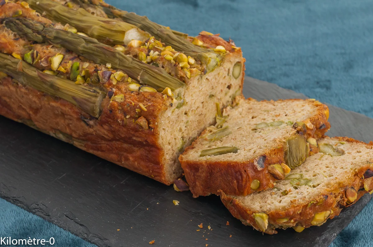 Photo de recette d'apéro, pique nique, buffet, printemps, cake salé, cake facile, asperges, asperges vertes, pistaches, emmental, Kilomètre-0, blog de cuisine réalisée à partir de produits de saison et issus de circuits courts