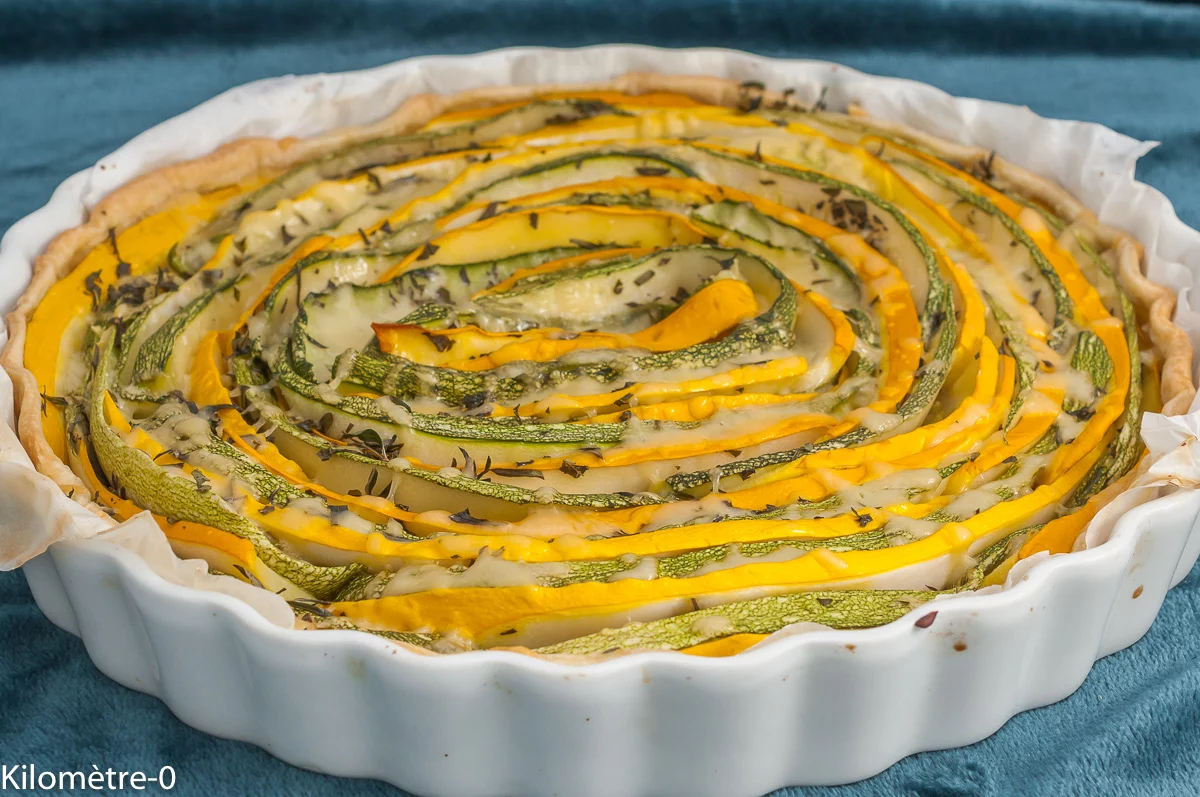 Photo de recette de tarte, tarte salée, tarte spirale, jolie, recette originale, moutarde, tarte à la moutarde, pâte feuilletée, courgetres jaunes, courgettes, légumes, printemps, été, automne, bio, facile, végé, végétarien, Kilomètre-0, blog de cuisine réalisée à partir de produits de saison et issus de circuits courts