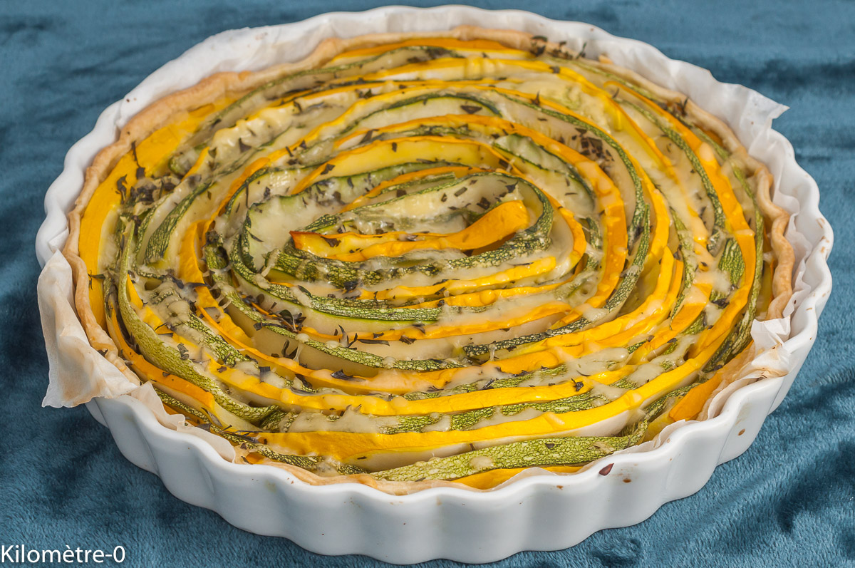 Photo de recette de tarte, tarte salée, tarte spirale, jolie, recette originale, moutarde, tarte à la moutarde, pâte feuilletée, courgetres jaunes, courgettes, légumes, printemps, été, automne, bio, facile, végé, végétarien, Kilomètre-0, blog de cuisine réalisée à partir de produits de saison et issus de circuits courts