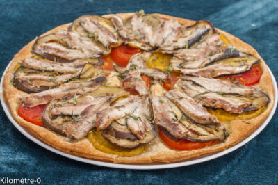 Photo de recette de tarte, tarte fine salée, sardines, sardines fraiches, poisson, poisson bleu, poisson gras, aubergine, tomates, légumes, été, automne, facile, rapide, feuilleté , Kilomètre-0, blog de cuisine réalisée à partir de produits de saison et issus de circuits courts