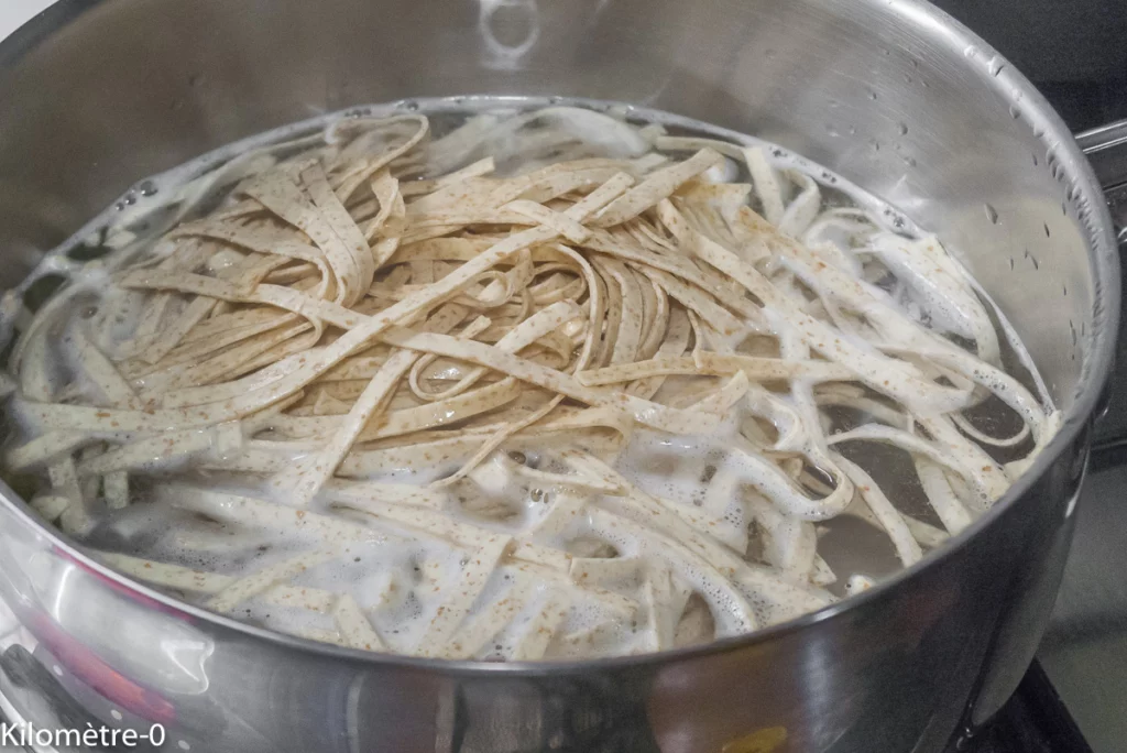 Pâtes aux haricots blancs, curry de blettes, oeufs pochés - Étape 8