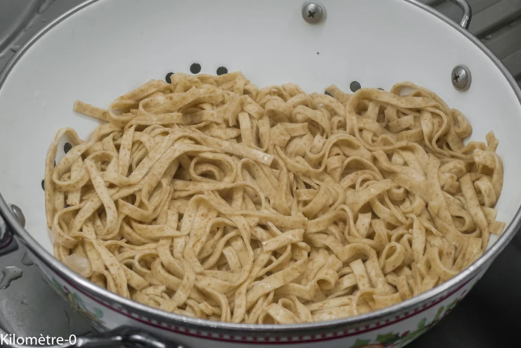 Pâtes aux haricots blancs, curry de blettes, oeufs pochés - Étape 9