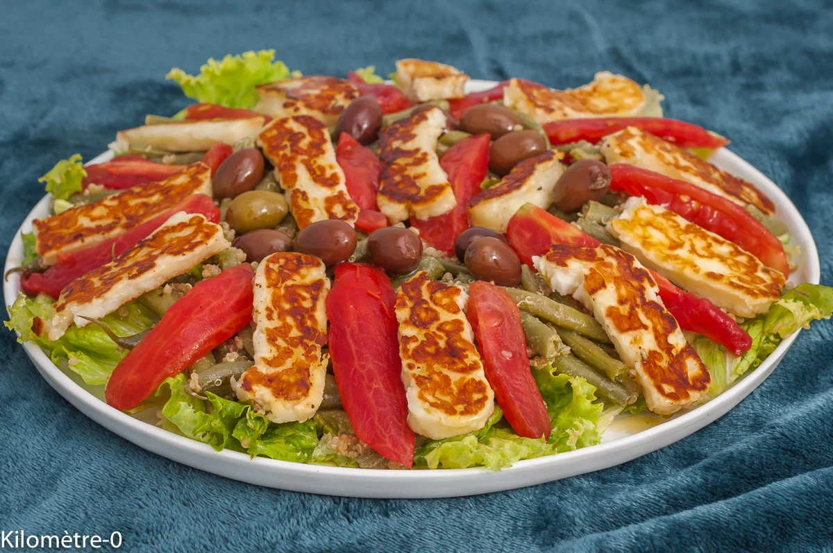 Photo de recette de salade, quinoa, haricots verts, tomates, halloumi, fromage, chypriote, olives, salade complète, Kilomètre-0, blog de cuisine réalisée à partir de produits de saison et issus de circuits courts