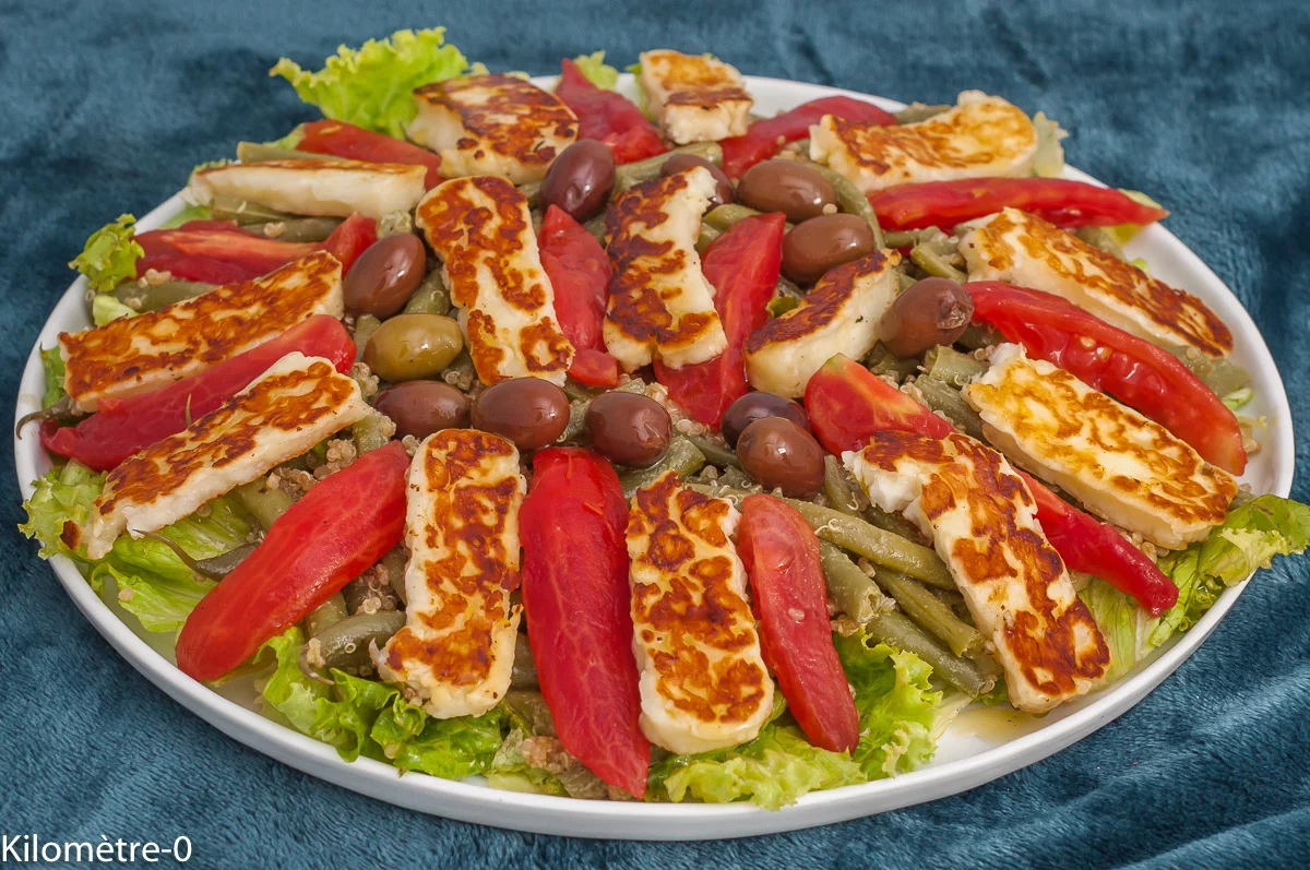 Photo de recette de salade, quinoa, haricots verts, tomates, halloumi, fromage, chypriote, olives, salade complète, Kilomètre-0, blog de cuisine réalisée à partir de produits de saison et issus de circuits courts