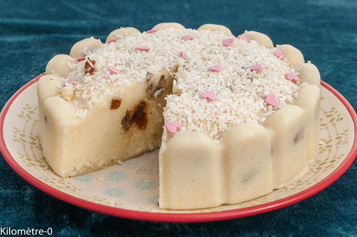 Photo de recette de dessert, laitage, semoule, gâteau de semoule, raisins secs, rhum, facile, rapide, Kilomètre-0, blog de cuisine réalisée à partir de produits de saison et issus de circuits courts