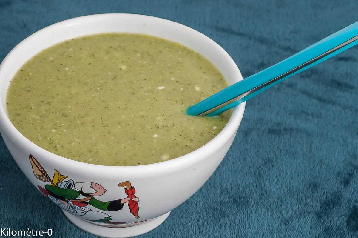 Photo de recette de Velouté , soupe, potage, légumes, été, courgettes, bouillon de volaille, maison, facile, bio, économique, Kilomètre-0, blog de cuisine réalisée à partir de produits de saison et issus de circuits courts