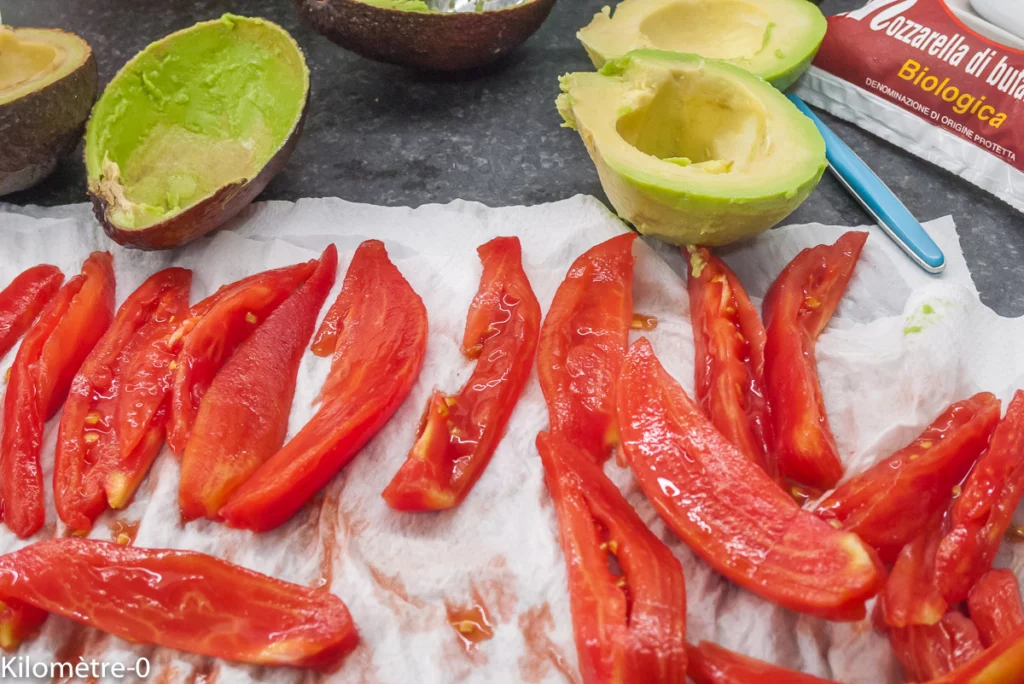 Salade de tomates à l&rsquo;avocat et à la mozzarella - Étape 2