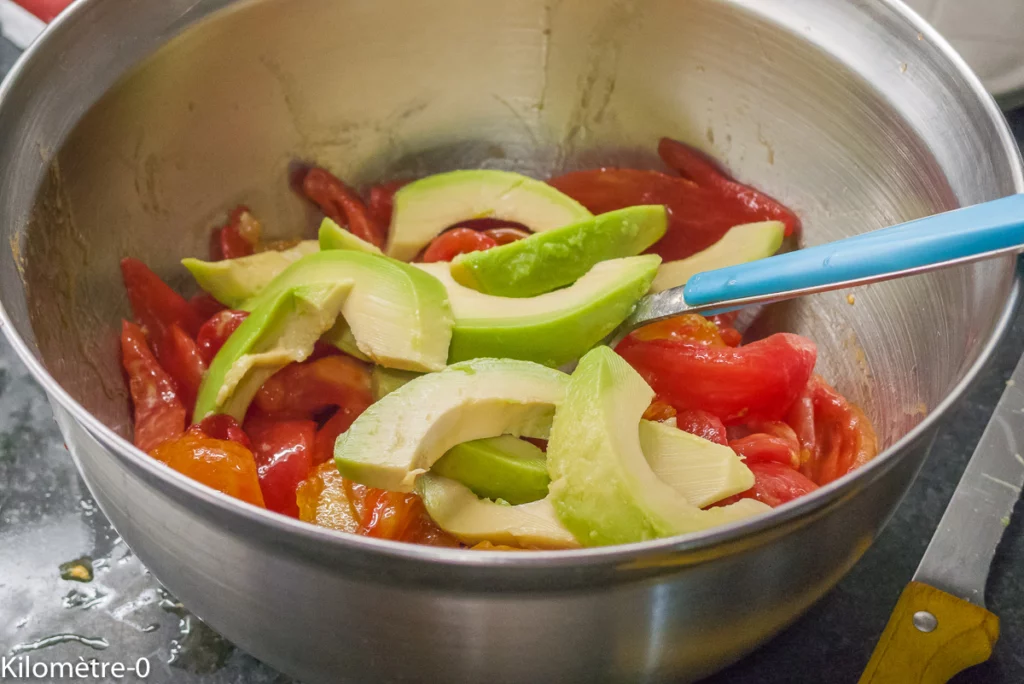 Salade de tomates à l&rsquo;avocat et à la mozzarella - Étape 3