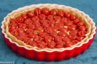 Photo de recette de tarte à la moutarde, apéro, buffet, tarte salée, quiche, tomates cerises, moutarde, fromage, facile, été, léger, feuilleté, pique nique, estivale  Kilomètre-0, blog de cuisine réalisée à partir de produits de saison et issus de circuits courts