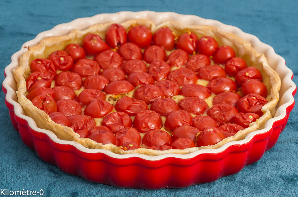 Photo de recette de tarte à la moutarde, apéro, buffet, tarte salée, quiche, tomates cerises, moutarde, fromage, facile, été, léger, feuilleté, pique nique, estivale  Kilomètre-0, blog de cuisine réalisée à partir de produits de saison et issus de circuits courts