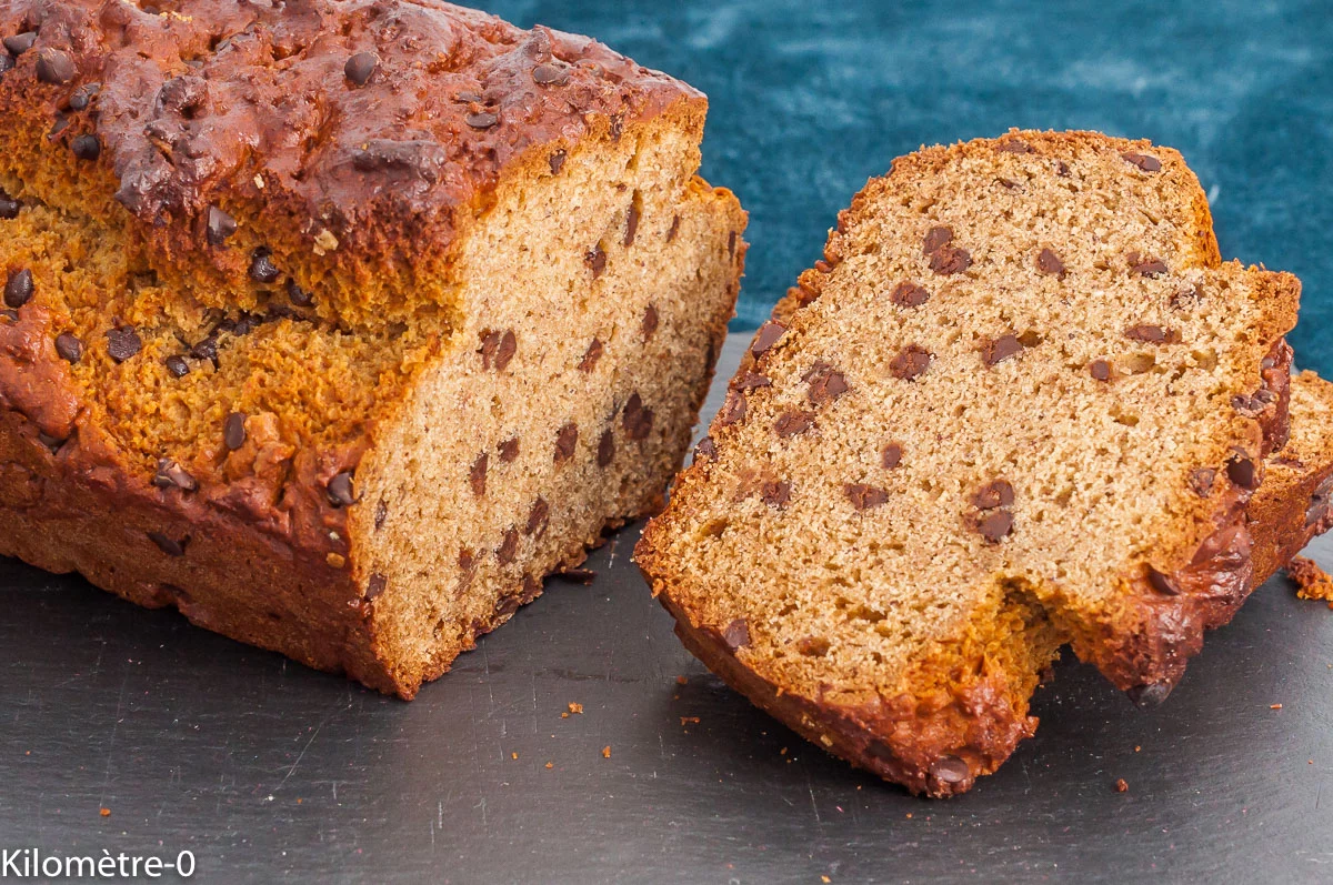 Photo de recette de gâteau du matin, cake, petit déjeuner, goûter, gâteau protéiné , farine de pois chiche, farine de blé ancien, purée d'amandes grillées, chocolat, pépites de chocolat, facile, healthy, Kilomètre-0, blog de cuisine réalisée à partir de produits de saison et issus de circuits courts