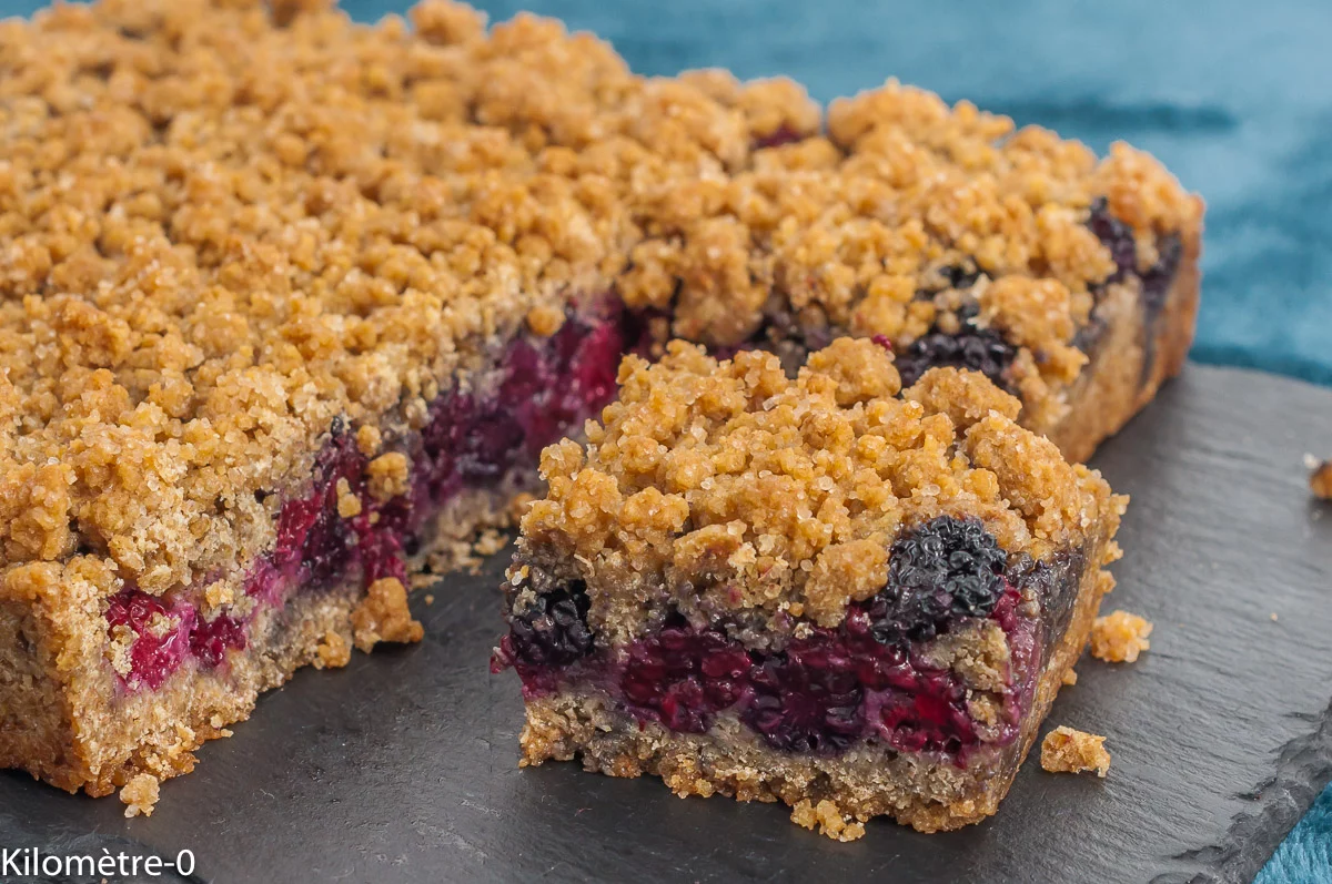 Photo de recette italienne, dessert italien, sbriciolata aux mûres, croustillant, crumble, tarte crumble, mûres, fruits, fruits rouges, facile, économique, gourmand, dessert, gâteau,Kilomètre-0, blog de cuisine réalisée à partir de produits de saison et issus de circuits courts