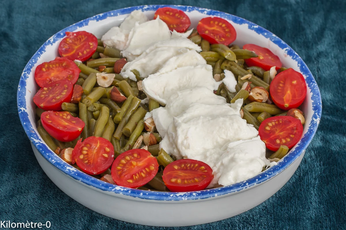 Photo de recette de Salade, salade, composée, été, automne, haricots verts, tomates, mozzarella , noisettes, légère, cuisine estivale, facile, rapide, bio, équilibrée, Kilomètre-0, blog de cuisine réalisée à partir de produits de saison et issus de circuits courts