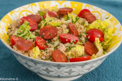 Photo de recette de salade, salade composée, salade complète,  semoule, chorizo, tomates cerises, tomates, frais, été, facile, rapide, complet, bio,  Kilomètre-0, blog de cuisine réalisée à partir de produits de saison et issus de circuits courts