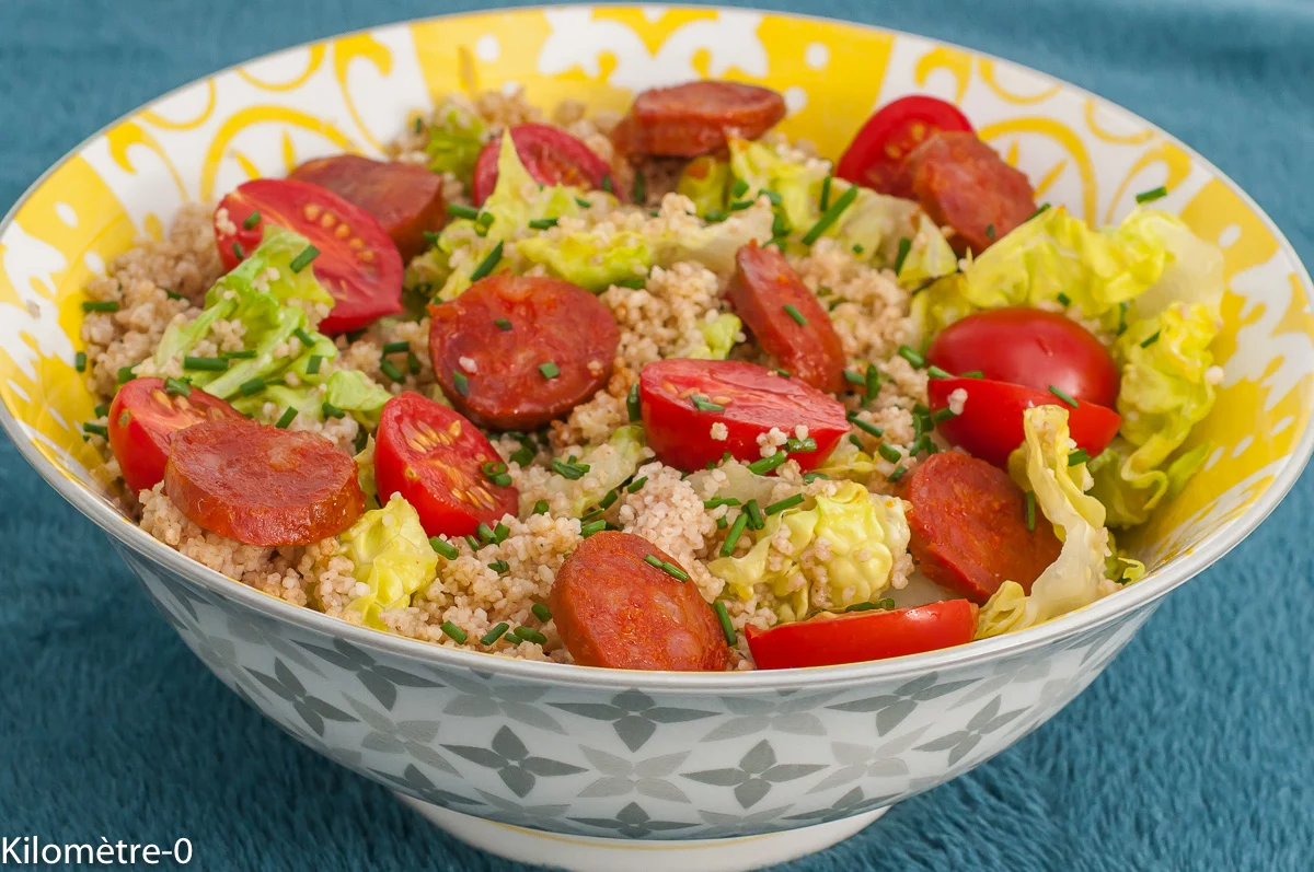 Photo de recette de salade, salade composée, salade complète, semoule, chorizo, tomates cerises, tomates, frais, été, facile, rapide, complet, bio, Kilomètre-0, blog de cuisine réalisée à partir de produits de saison et issus de circuits courts