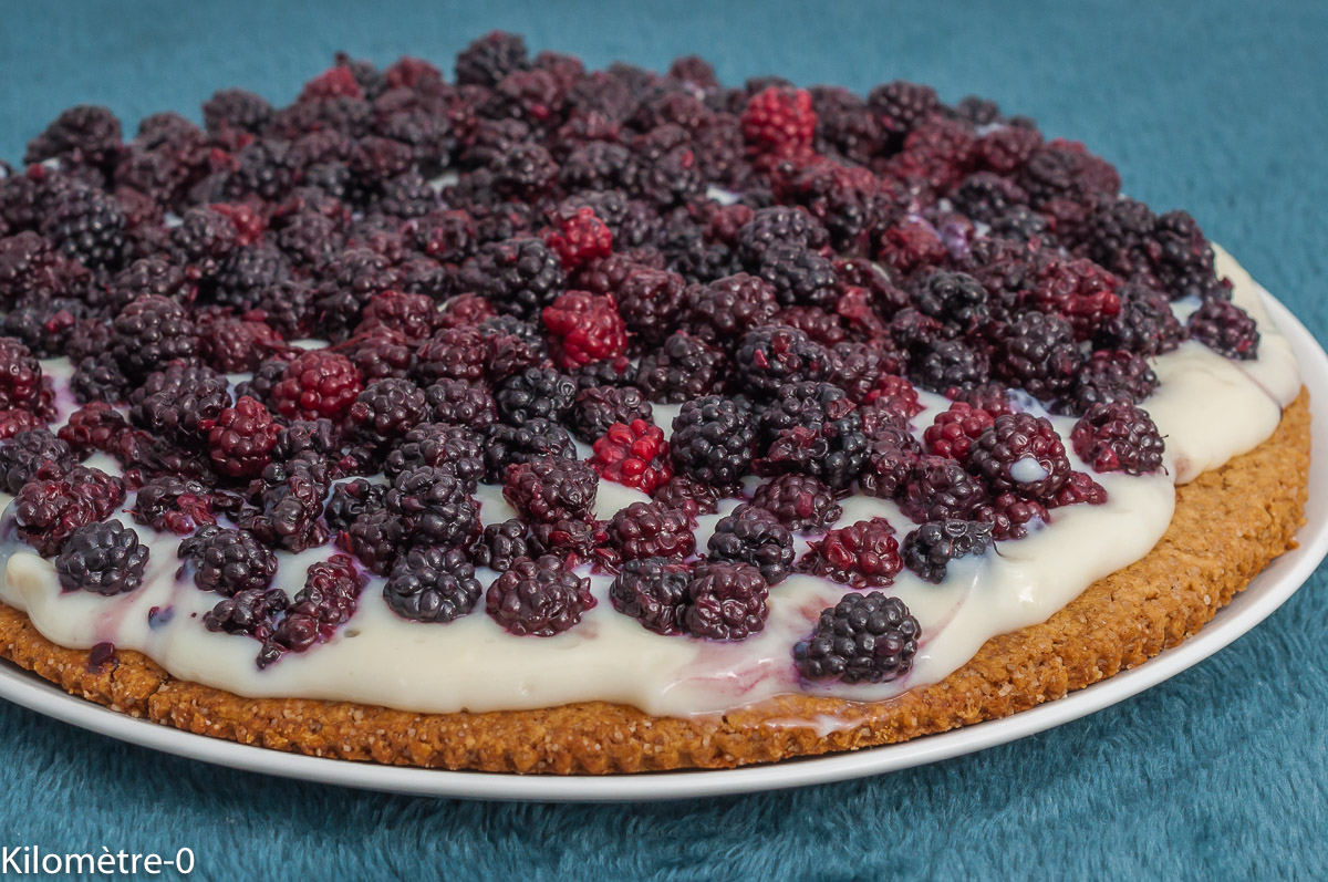 Photo de recette de grand sablé,tarte sablée, tarte, dessert, gâteau, été, mûres, fruits rouges,  crème,  gâteau à la crème, gingembre, bio, facile, rapide, Kilomètre-0, blog de cuisine réalisée à partir de produits de saison et issus de circuits courts