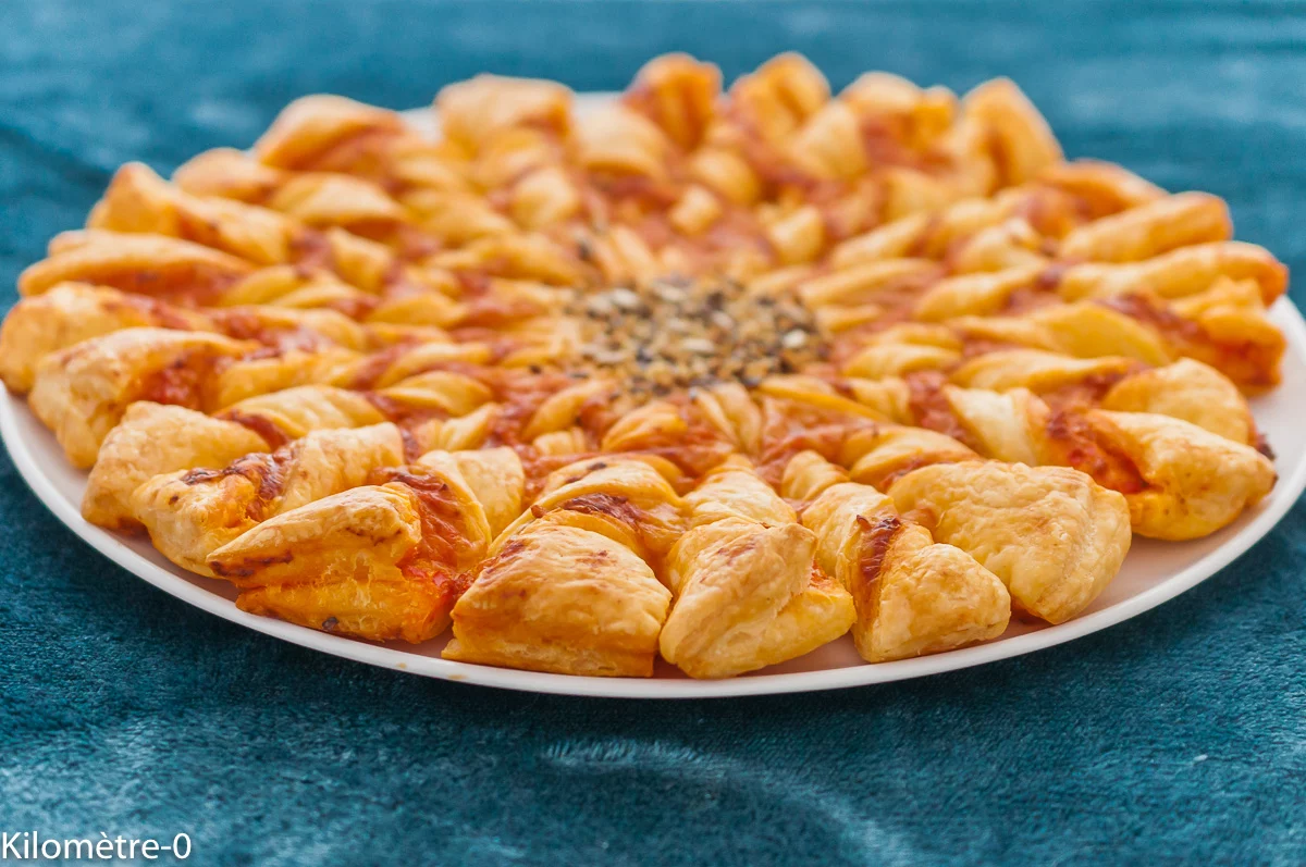 Photo de recette de tarte feuilleté, marguerite, fleur, apéro, végétarien, végé, pesto, poivron, facile, rapide, fromage, économique, buffet, soirée, pique nique, Kilomètre-0, blog de cuisine réalisée à partir de produits de saison et issus de circuits courts