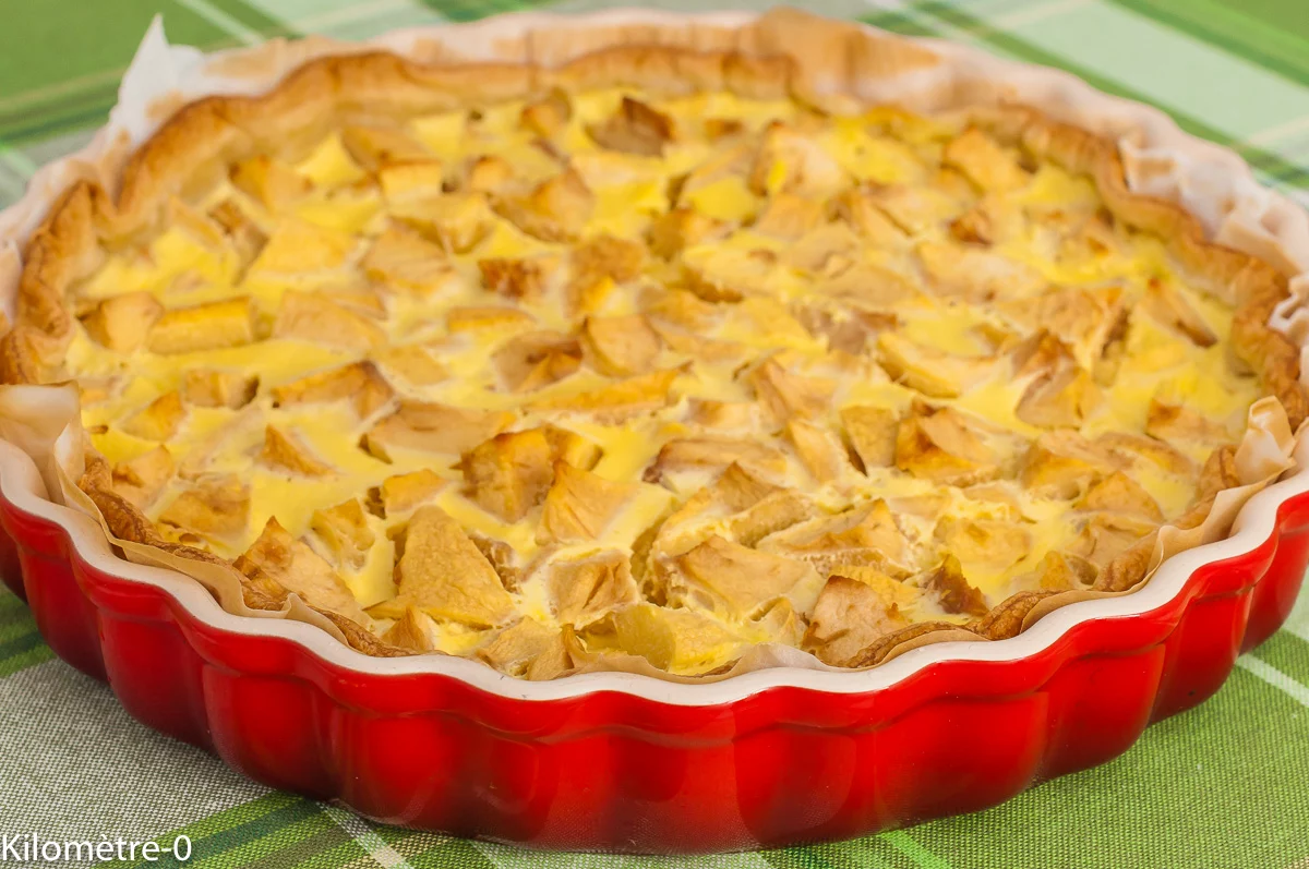 Photo de recette de tarte aux pommes, tarte aux pommes alsacienne, crème prise, fromage blanc, gâteau fromager, tarte aux pommes régionale, recettes de tartes, terroirs, Alsace,, , tarte, dessert, gâteau, facile, bio, automne, hiver, rapide, pâte feulletée, Kilomètre-0, blog de cuisine réalisée à partir de produits de saison et issus de circuits courts