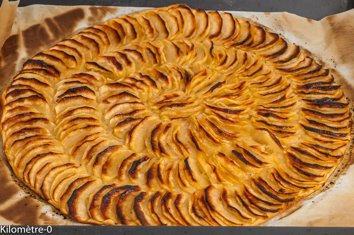 Photo de recette de tarte aux pommes, fine, tarte, dessert, gâteau, facile, bio, automne, hiver, rapide, pâte feulletée, Kilomètre-0, blog de cuisine réalisée à partir de produits de saison et issus de circuits courts