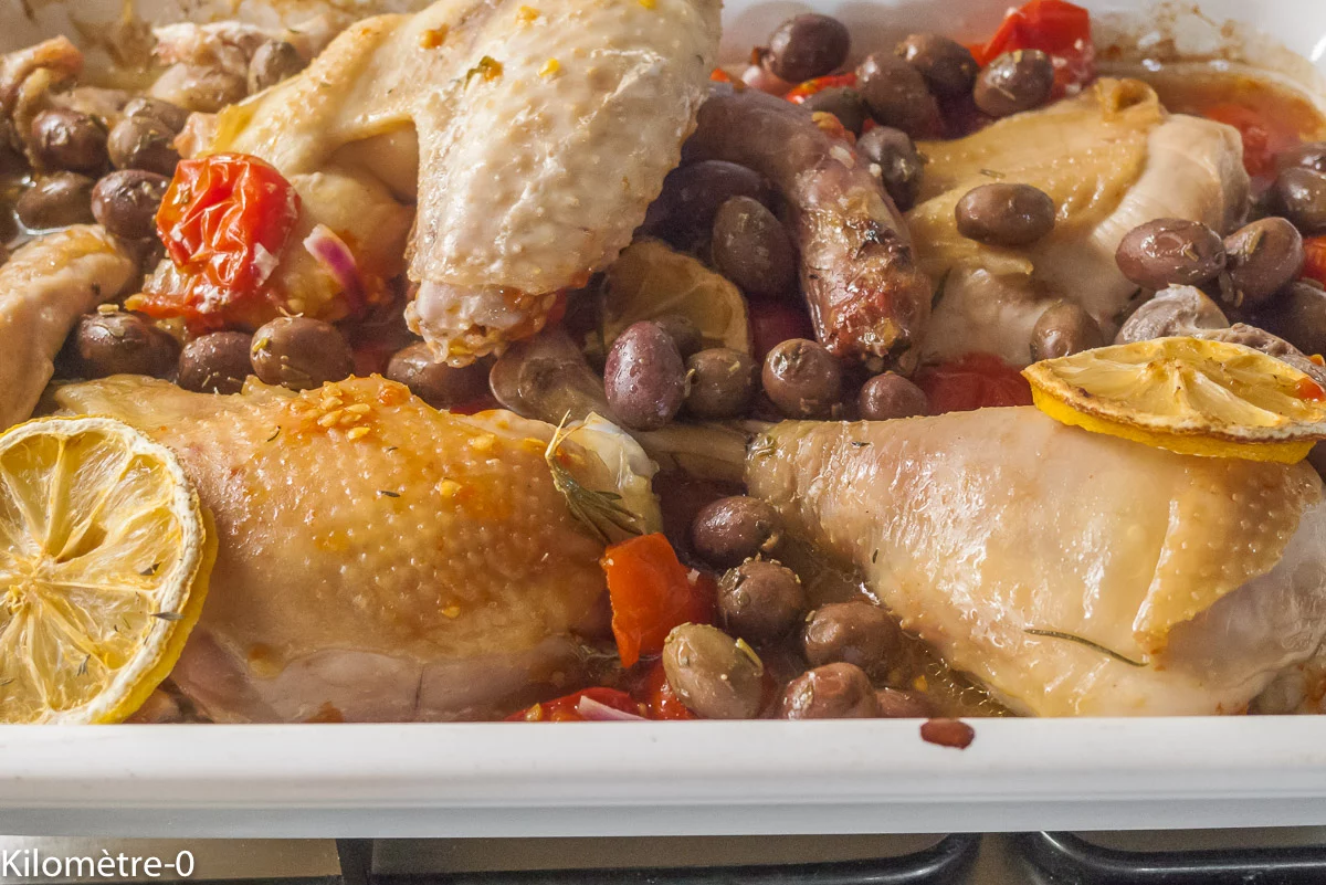 Photo de recette de poulet, volaille, facile, poulet au four, cuisson au four, olives, tomates, été, recette estivale, citron, facile, poulet du dimanche, Kilomètre-0, blog de cuisine réalisée à partir de produits de saison et issus de circuits courts