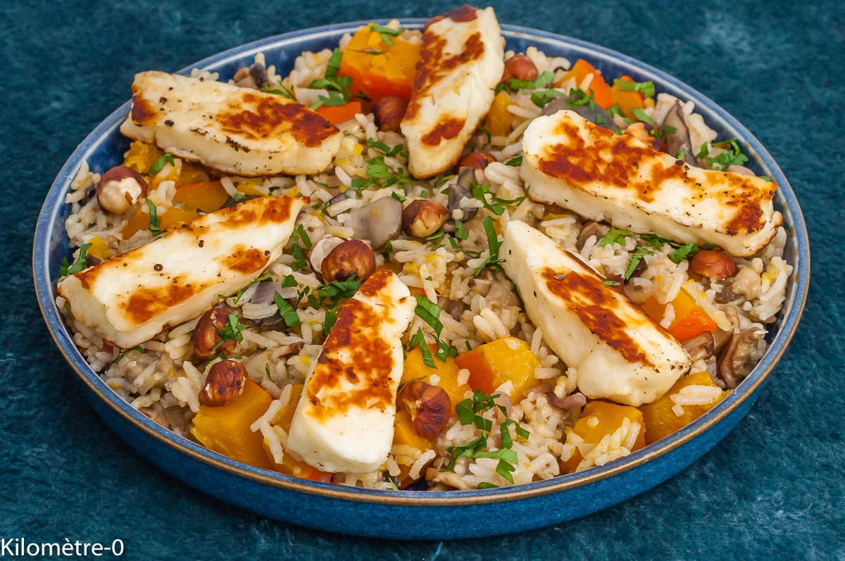 Photo de recette de poêlée, riz, noisettes, potimarron, courges, halloumi, végé, végétarien, Kilomètre-0, blog de cuisine réalisée à partir de produits de saison et issus de circuits courts