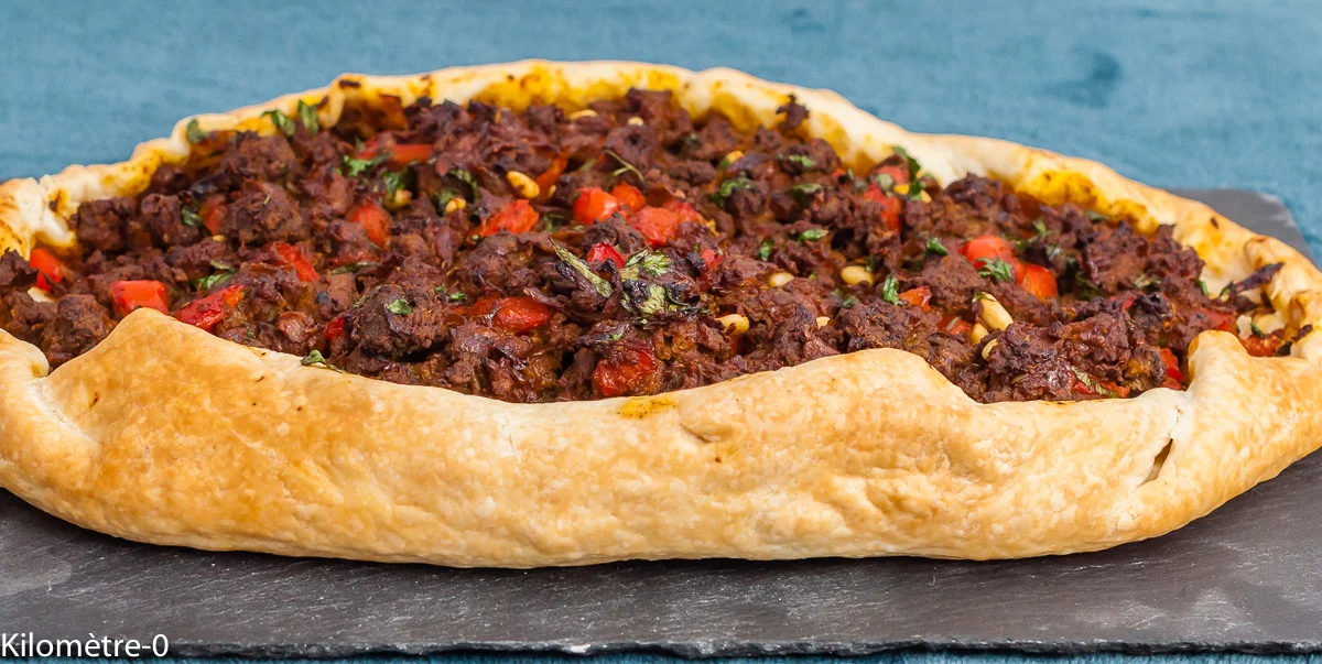 Photo de recette de feuilleté, pide, boeuf, oignons, caramélisés, viande, hâché, poivrons, épices, cuisine du monde, cuisine perse, iranienne, Kilomètre-0, blog de cuisine réalisée à partir de produits de saison et issus de circuits courts