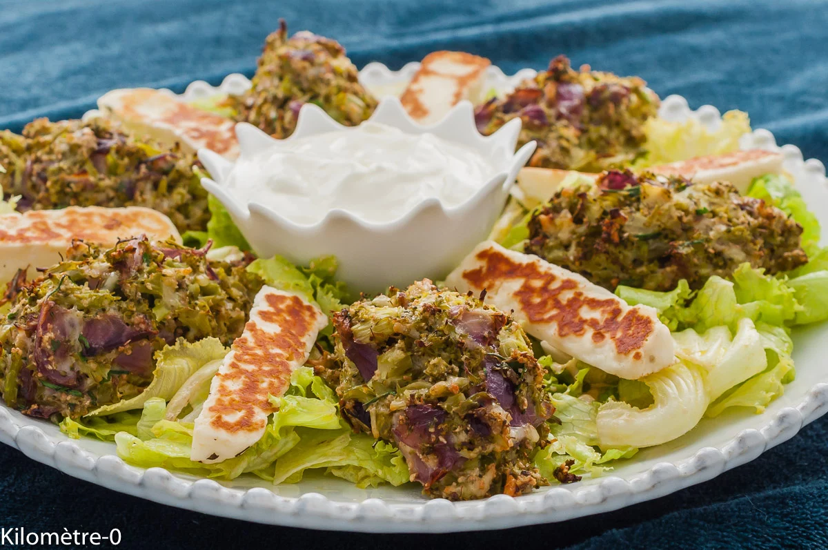 Photo de recette de brocolis, légumes, boulettes, croquettes, galettes, halloumi, fromage, salade, végétarien, végé, sauce yaourt, facile, healthy, léger, Kilomètre-0, blog de cuisine réalisée à partir de produits de saison et issus de circuits courts