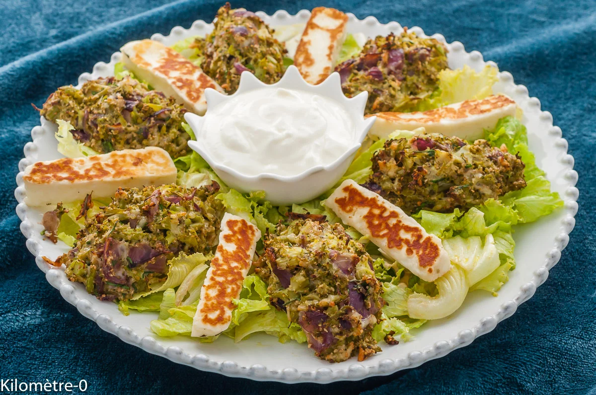 Photo de recette de brocolis, légumes, boulettes, croquettes, galettes, halloumi, fromage, salade, végétarien, végé, sauce yaourt, facile, healthy, léger, Kilomètre-0, blog de cuisine réalisée à partir de produits de saison et issus de circuits courts